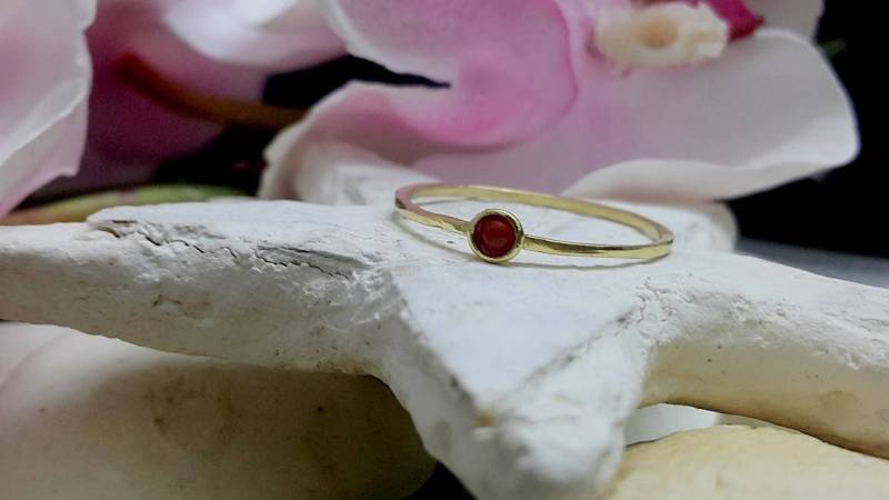 Kleiner Karneol Ring 14K Gold Filled Edelsteinband von CandySimpleJewelry