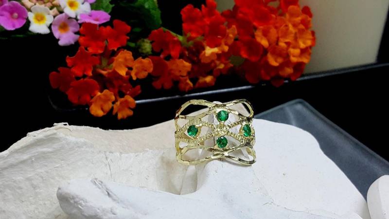 Lab Smaragd 14K Gold Filled Ring Zierlicher Gehämmerter Stapelring von CandySimpleJewelry