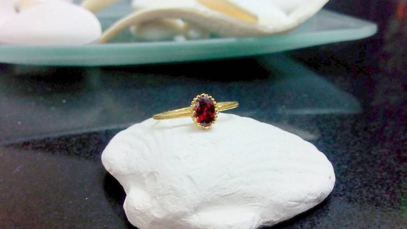Ovaler Granat Ring 14K Gold Filled Januar Geburtsstein von CandySimpleJewelry