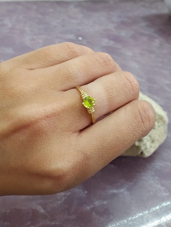 Peridot Ring August Geburtsstein, 14K Gold Filled Stacking Ring von CandySimpleJewelry
