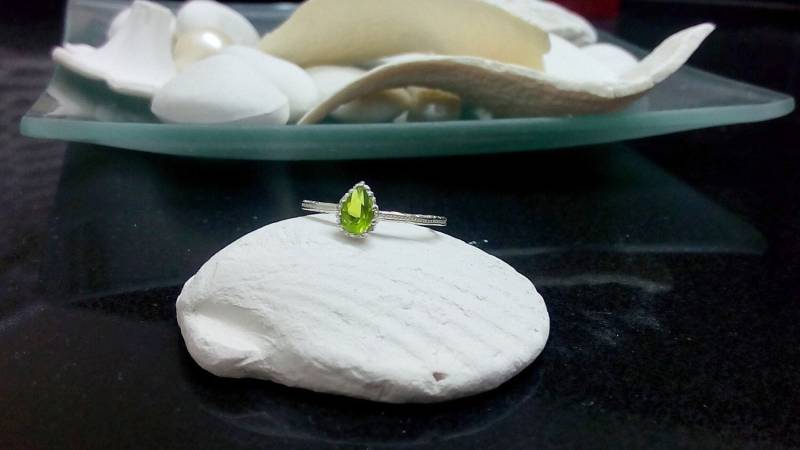 Peridot Sterling Silber Ring August Geburtsstein, Dünnes Stapelbares Band von CandySimpleJewelry