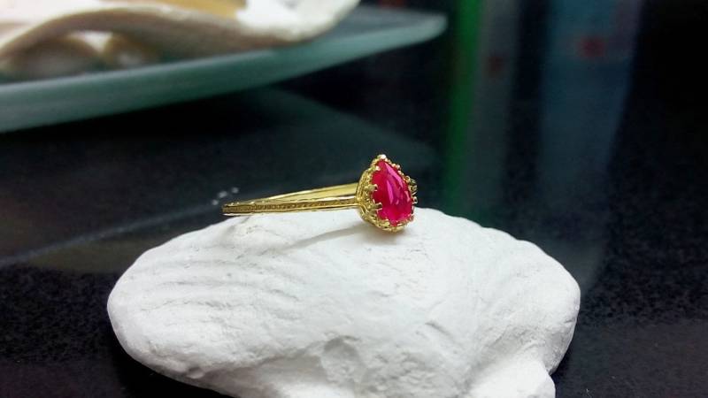 Rubin Ring 14K Gold Filled Teardrop Stapelring von CandySimpleJewelry