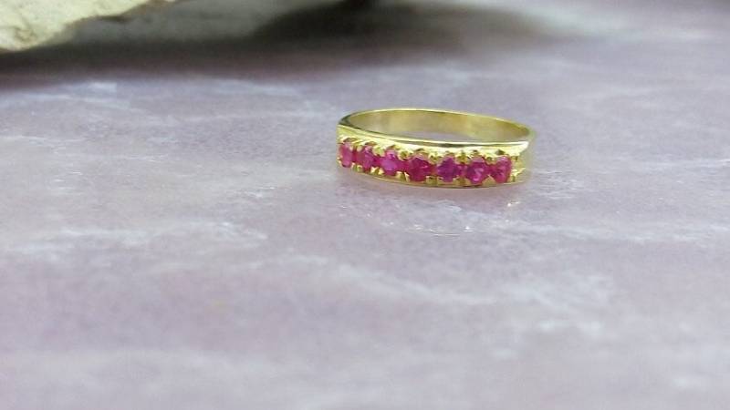 Rubin Stacking Ring 14K Gold Filled Band Mit Lab Gewachsenen Edelsteinen von CandySimpleJewelry