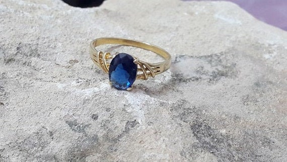 Saphir Ring Labor Gewachsen Ovaler Lünette von CandySimpleJewelry
