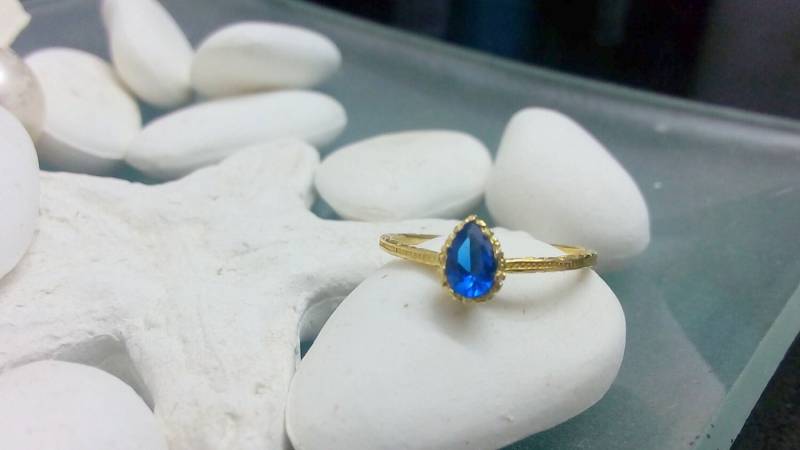 Saphir Tropfen Ring Königsblauer Edelstein, 14K Gold Fill von CandySimpleJewelry