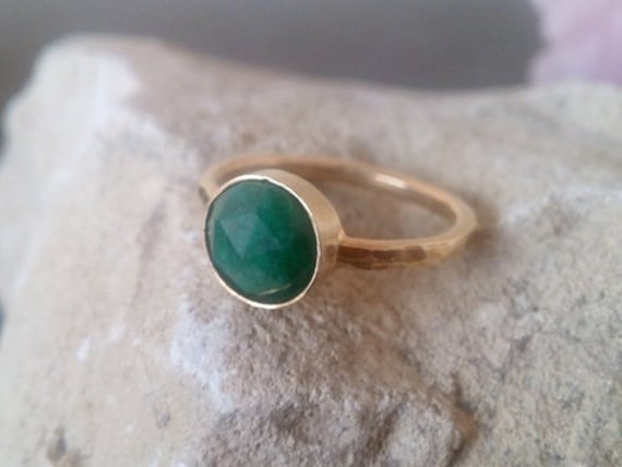 Smaragd-Korund Ring 14K Gold Filled Gehämmertes Band, Mai Geburtsstein von CandySimpleJewelry