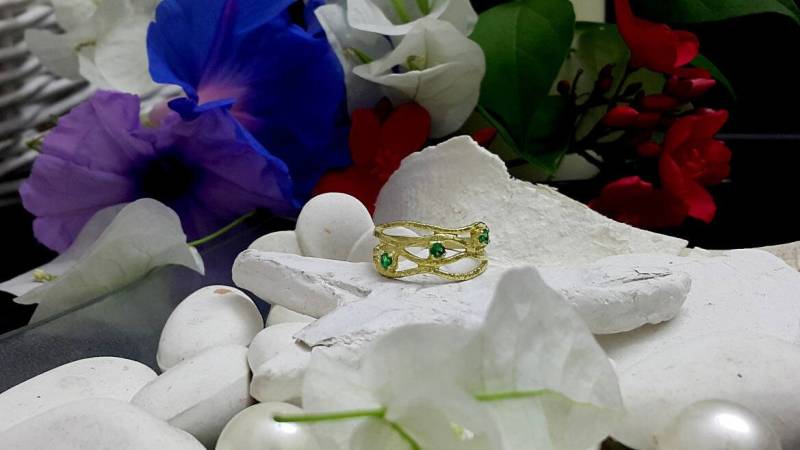 Smaragd Ring Zierlicher 14K Gold Filled Gehämmerter Stapelring von CandySimpleJewelry