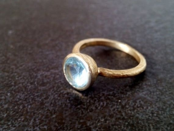 Verkauf Runder Aquamarin Ring - Goldring Zarter Edelstein Ehering Stapelring von CandySimpleJewelry