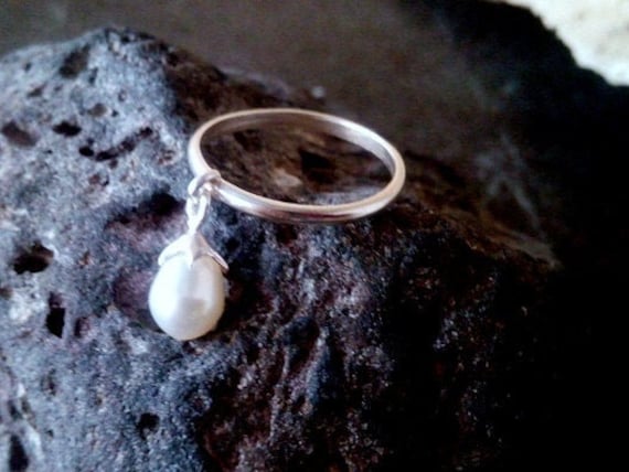 Weißer Perlen Ring-sterling Silber Ring-Tröpfchen Ring-Dangle Ring-Charm Ring-Zarter Ring-Einfacher Ring-stapelbarer Ring von CandySimpleJewelry