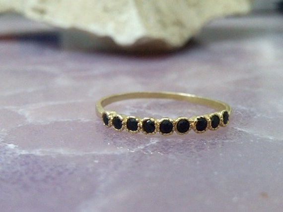 Winziger Onyx Ring 14K Gold Filled Stapelring Winziger Onyx Ring 14K Gold Filled Stapelring von CandySimpleJewelry
