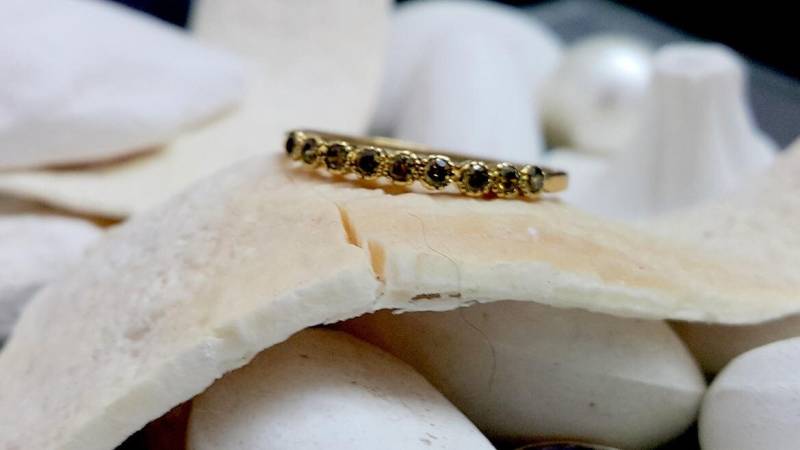 Winziger Peridot Ring 14K Gold Filled Bezel Set Stapelbarer Ring Winziger Peridot Ring 14K Gold Filled Bezel Set Stapelbarer Ring von CandySimpleJewelry