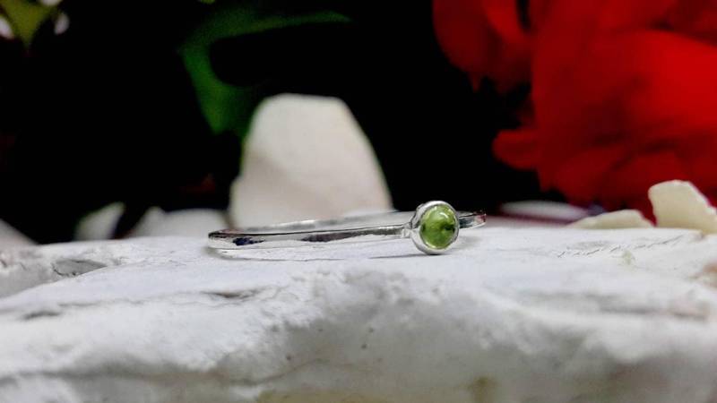 Winziger Peridot Sterling Silber Ring - August Schmuck von CandySimpleJewelry
