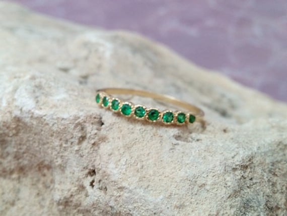 Zierlicher 14K Gold Filled Smaragd Ring Mai Geburtsstein Stapelring von CandySimpleJewelry
