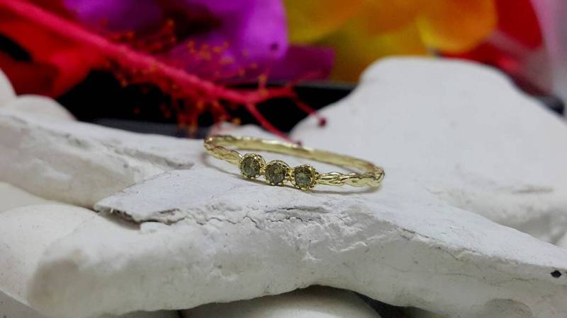Zierlicher Peridot Ring 14K Gold Filled Bezel Set Stapelbarer Ring von CandySimpleJewelry