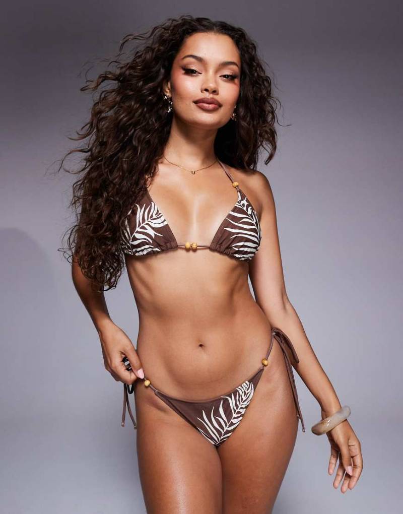 Candypants - Triangel-Bikinioberteil in Braun mit Blattmuster und Perlendetails von Candypants