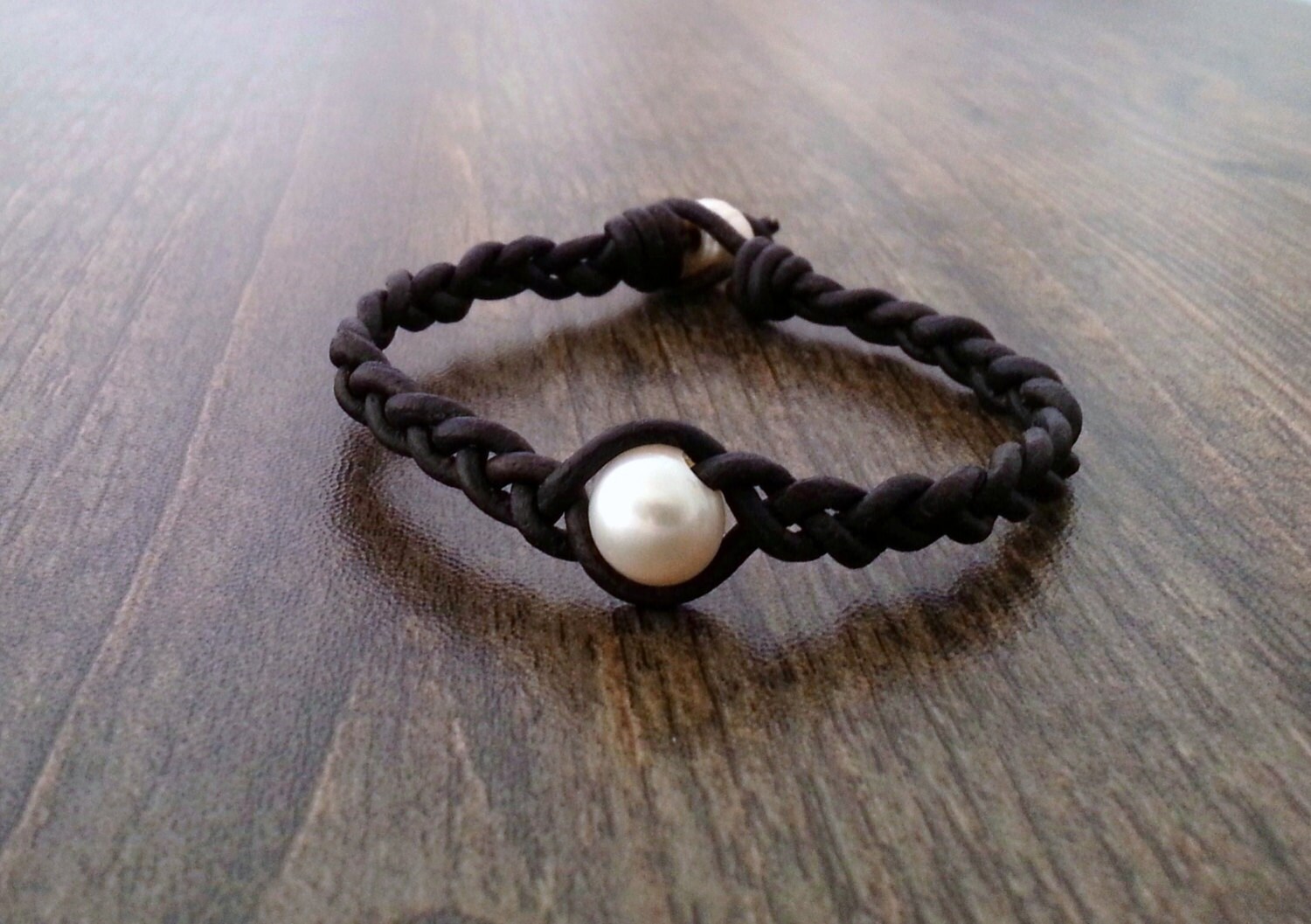 Geflochtenes Lederarmband Mit Süßwasserperlen Geflochtenes Lederarmband Mit Süßwasserperlen von CaneladePlata