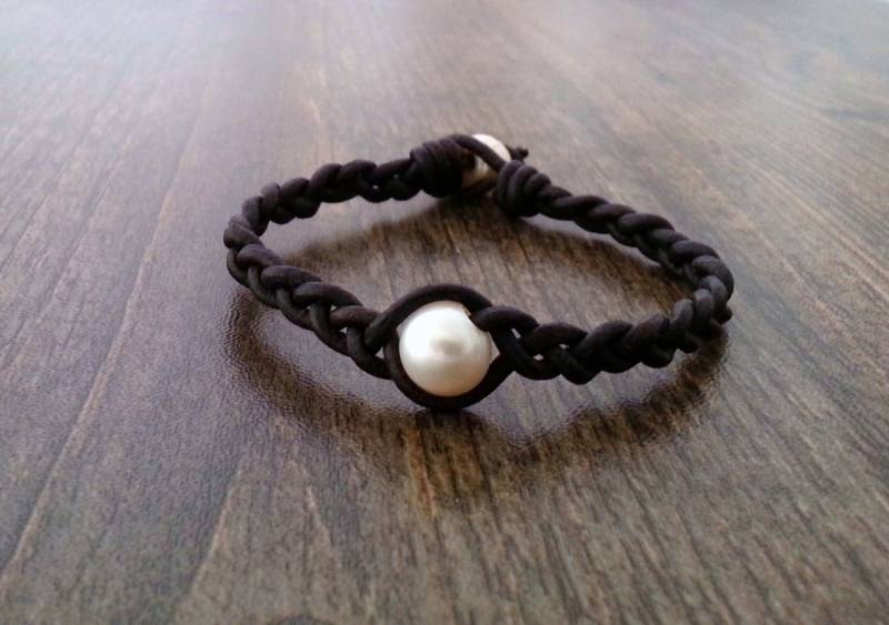 Geflochtenes Lederarmband Mit Süßwasserperlen von CaneladePlata