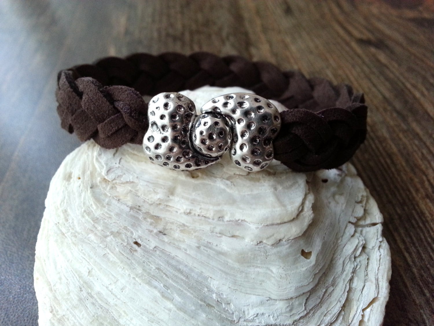 Geflochtenes Wildlederarmband Mit Zamak-Magnetverschluss Geflochtenes Wildlederarmband Mit Zamak-Magnetverschluss von CaneladePlata