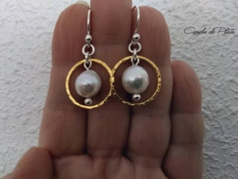 Gehämmerte Creolen Aus 18 Karat Gold Über Sterlingsilber Mit Einer Süßwasserperle Von Edison. Brautohrringe Gehämmerte Creolen Aus 18 Karat Gold Über Sterlingsilber Mit Einer Süßwasserperle Von Edison. Brautohrringe von CaneladePlata