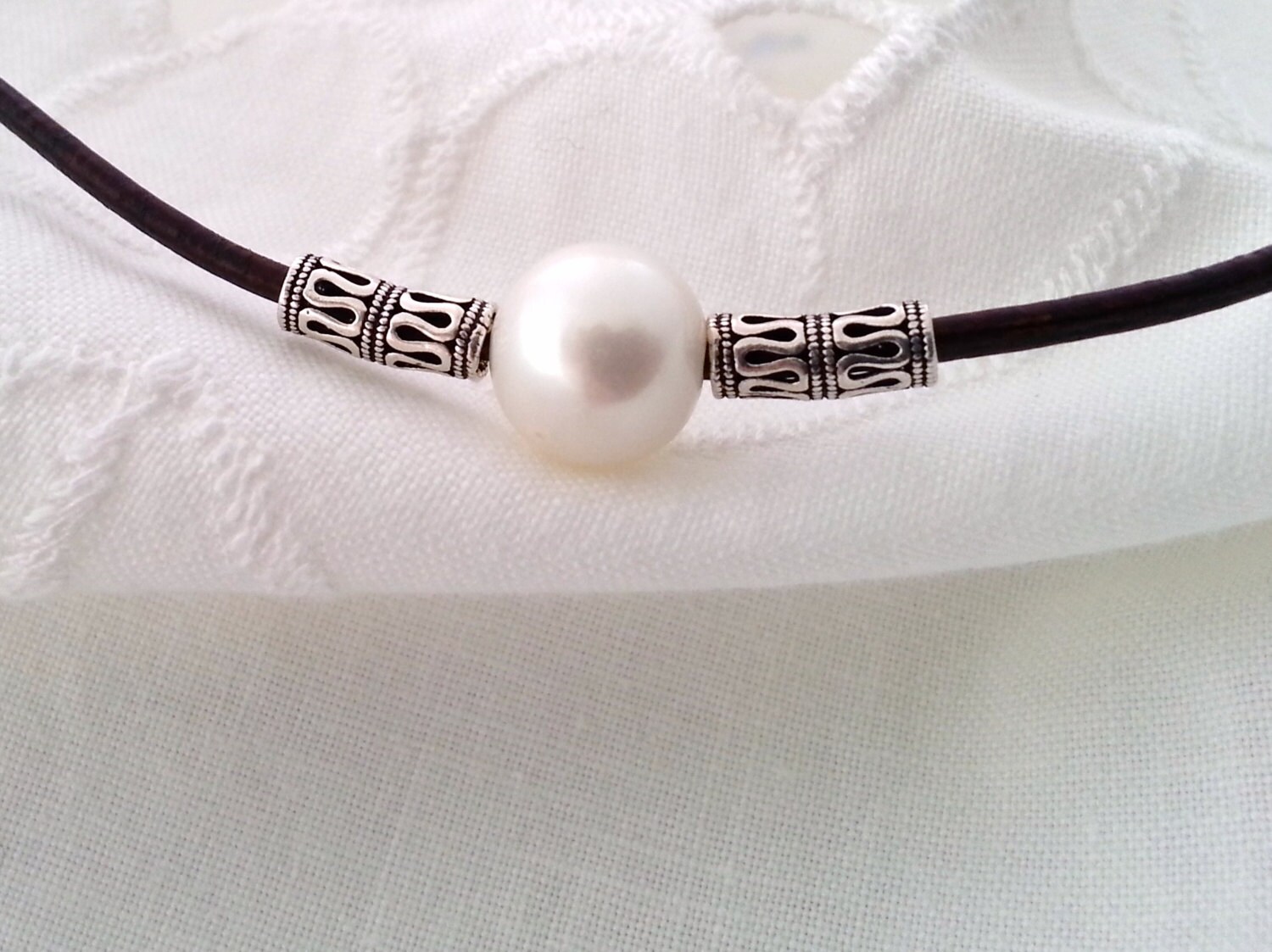 Halsband Aus Leder, Sterlingsilber Und Süßwasserperlen Halsband Aus Leder, Sterlingsilber Und Süßwasserperlen von CaneladePlata