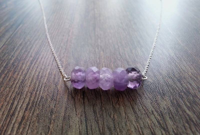 Halsband Aus Sterlingsilber Mit Amethystrunden. Facettierte Amethystkette An Einem Sterlingsilberstab Halsband Aus Sterlingsilber Mit Amethystrunden. Facettierte Amethystkette An Einem Sterlingsilberstab von CaneladePlata