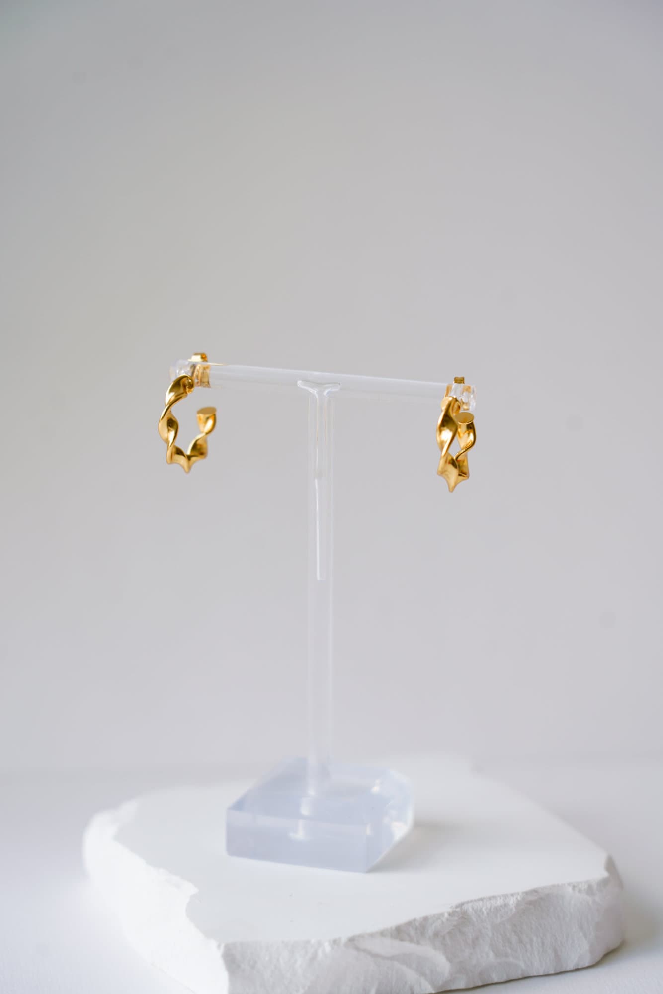 Gedrehte Creolen in Matt Oder Glänzend Vergoldet, Elegante Und Trendige Ohrringe Für Den Sommer, Perfekt Als Geschenk von CannellaBoutique