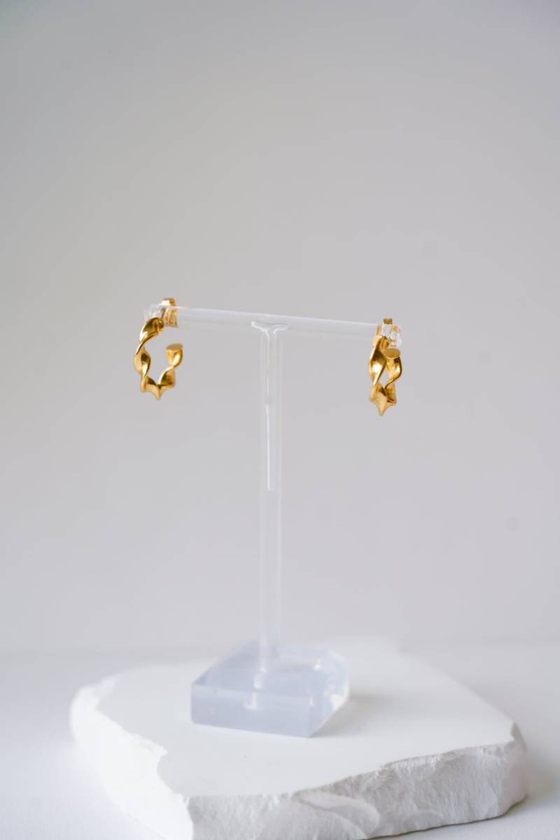 Gedrehte Creolen in Matt Oder Glänzend Vergoldet, Elegante Und Trendige Ohrringe Für Den Sommer, Perfekt Als Geschenk von CannellaBoutique