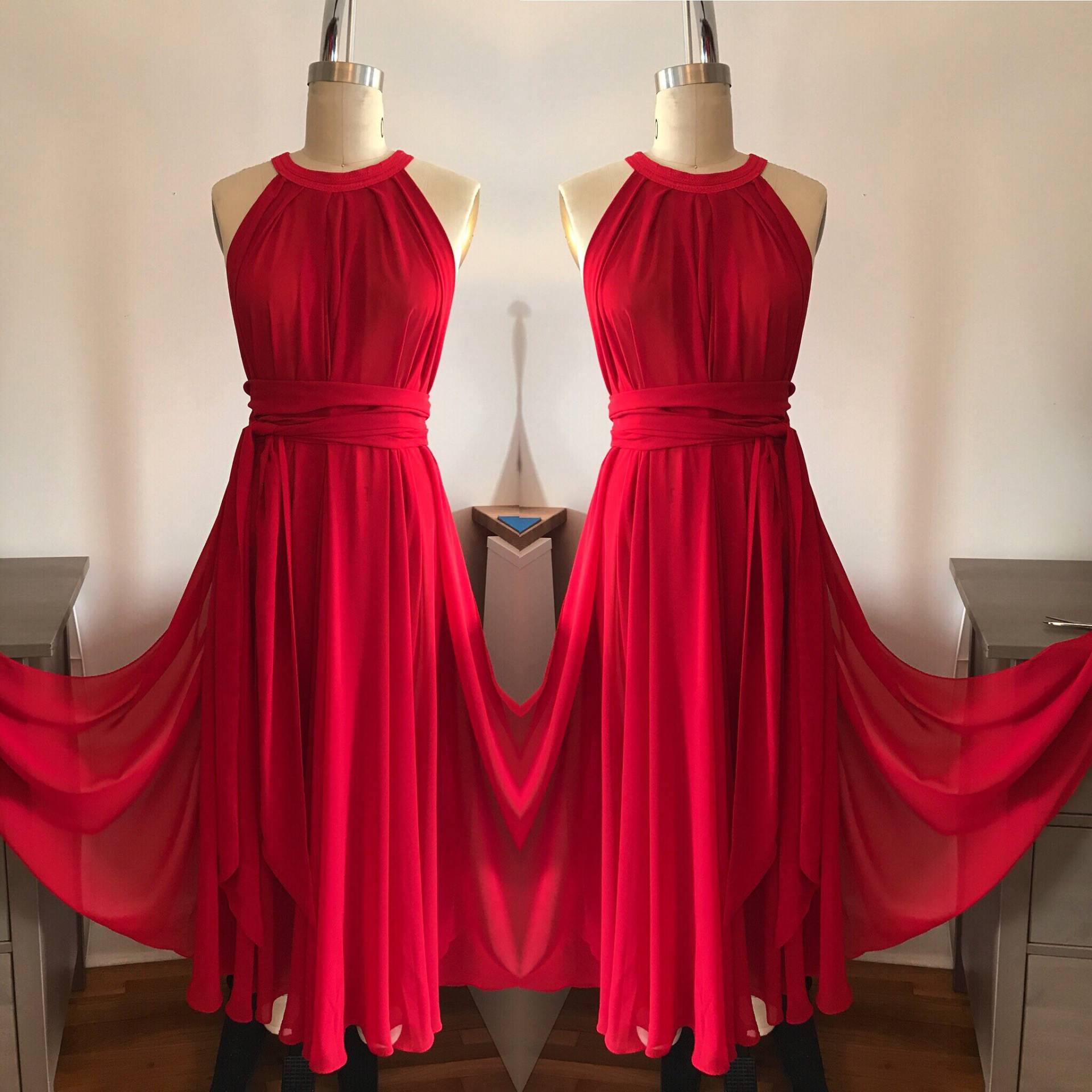 Gegürteltes Rotes Pegnoir, Kleid Gegürteltes Rotes Pegnoir, Kleid von CanovaStudio