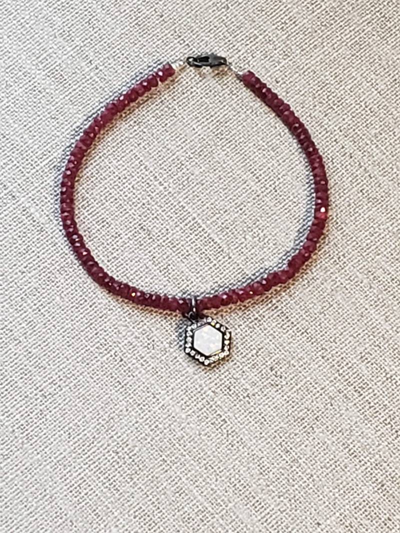 Ruby Und Opal-Charm-Armband Ruby Und Opal-Charm-Armband von CantateOculus