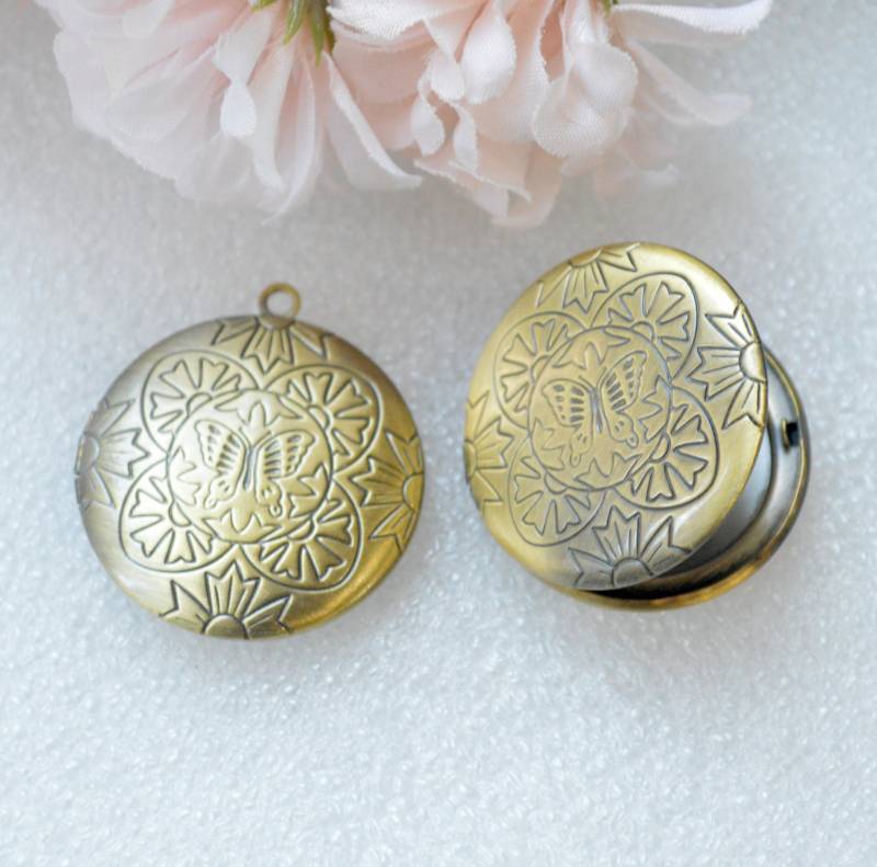 Runde Medaillon Schmetterling Blume Öl Eingerieben Antike Messing Anhänger Charms - Lkrs-131Abo von CanterburyLane