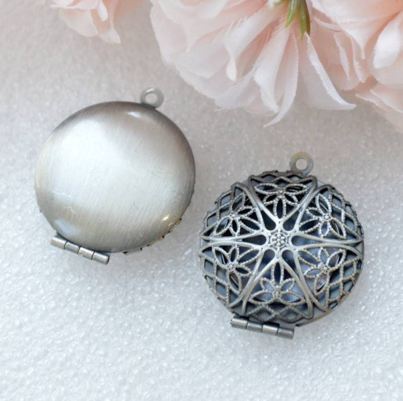 Rundes Filigranes Medaillon Mit Dunklem Öl Eingeriebenes Brüniertes Antikes Silber Anhänger Charms - Lkrs-1407Np von CanterburyLane