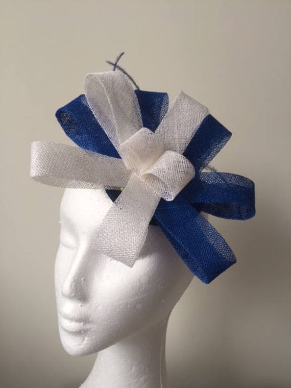 Blaue Und Weiße Sinamay Schleife Fascinator Mit Blauen Federn. Atemberaubende Auf Blaue Und Weiße Sinamay Schleife Fascinator Mit Blauen Federn. Atemberaubende Auf von CanteringDesigns