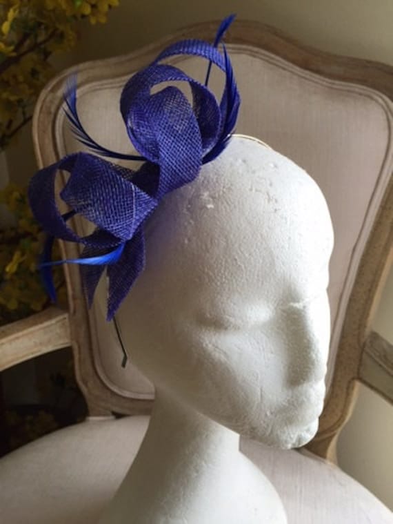 Blauer Fascinator Aus Sinamay Mit Biotfedern Auf Einem Haarreif Blauer Fascinator Aus Sinamay Mit Biotfedern Auf Einem Haarreif von CanteringDesigns