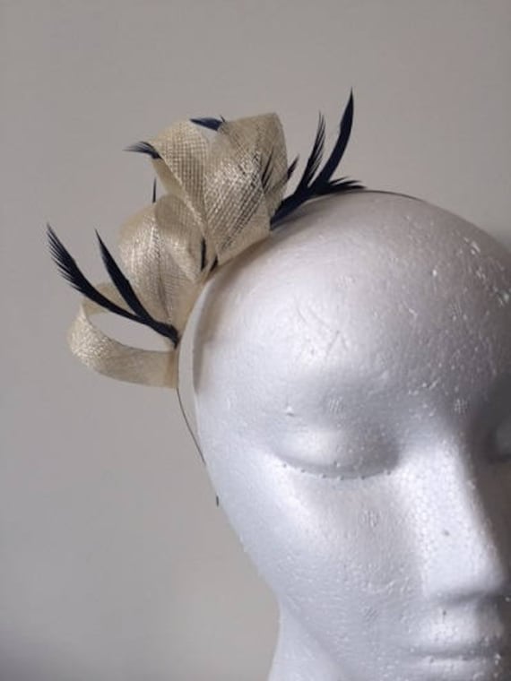 Creme Schleife Fascinator Mit Marine Federn Auf Einem Metall-stirnband. Atemberaubend Auf Creme Schleife Fascinator Mit Marine Federn Auf Einem Metall-stirnband. Atemberaubend Auf von CanteringDesigns