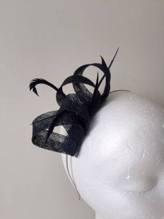Dunkelblauer Loop Fascinator Mit Biot Federn Auf Einem Haarreif. Traumhaft An von CanteringDesigns