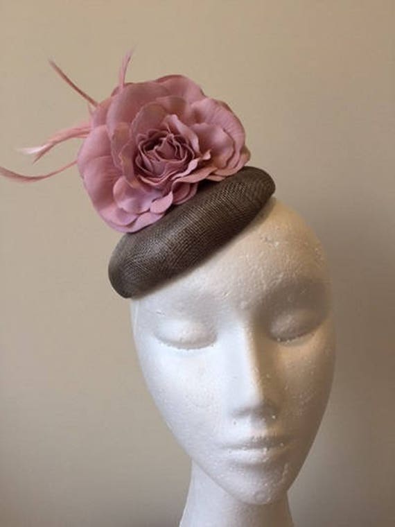 Grauer Fascinator Mit Rosa Blumen & Federn von CanteringDesigns