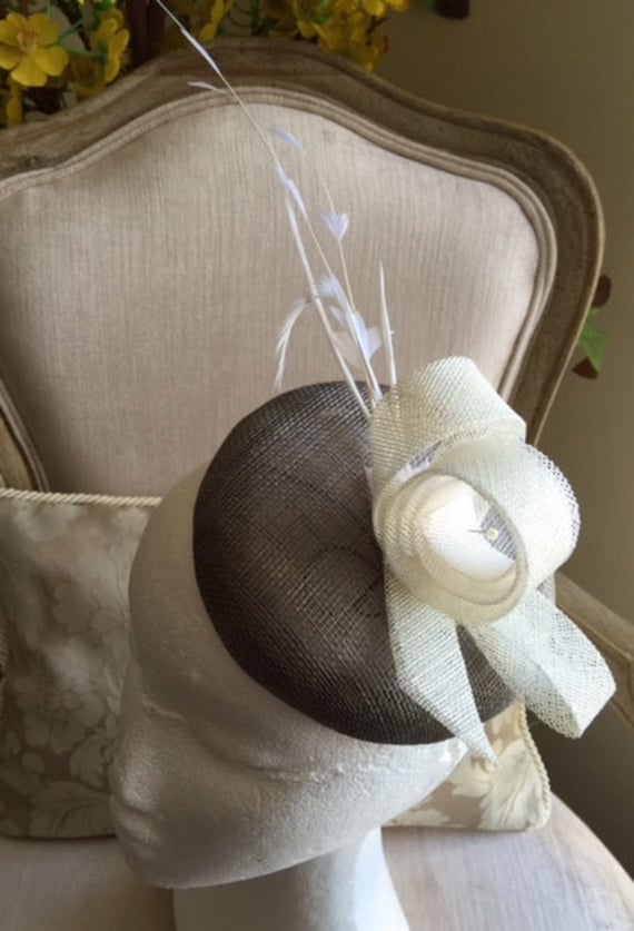 Grauer Fascinator Mit Weißen Sinamay Schleifen Und Federn von CanteringDesigns