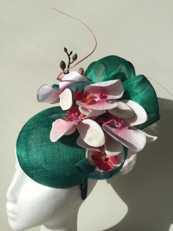 Grüner Fascinator Mit Rot/Pinken Orchideen. Auf Bestellung Grüner Fascinator Mit Rot/Pinken Orchideen. Auf Bestellung von CanteringDesigns