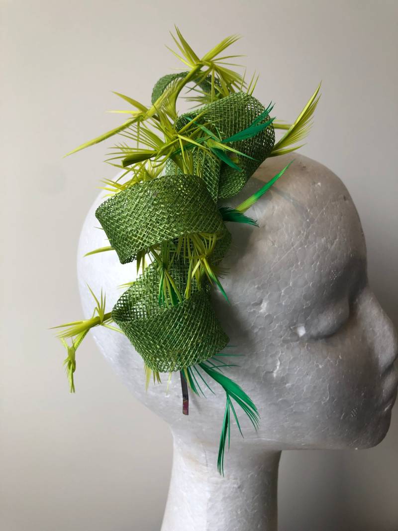 Grüner Sinamay Loop Fascinator Mit Biot Federn Auf Einem Silberfarbenen Metall Haarreif Auf Bestellung von CanteringDesigns