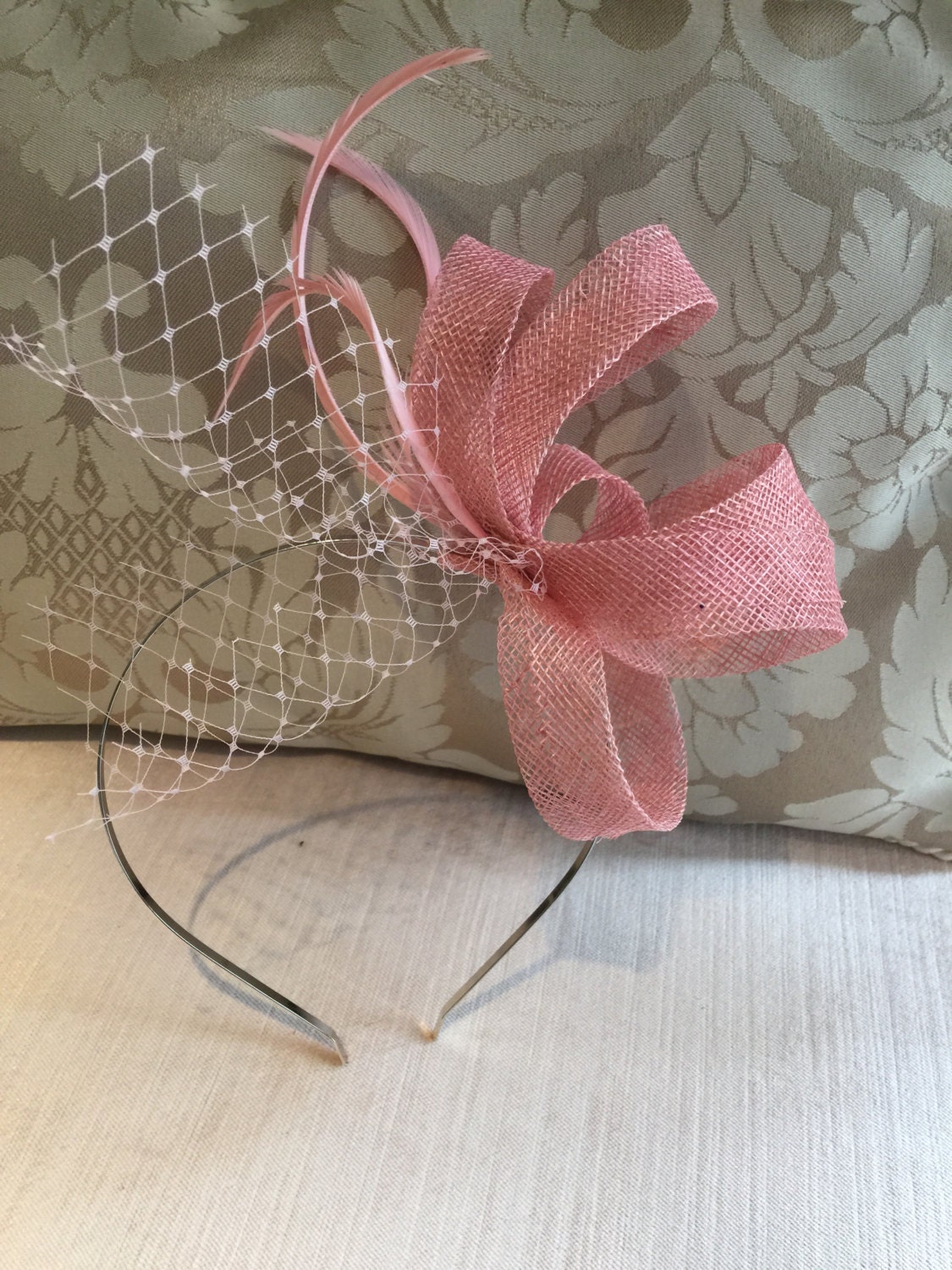 Hochwertiger, Schlichter Loop Fascinator Mit Federn Und Netz von CanteringDesigns