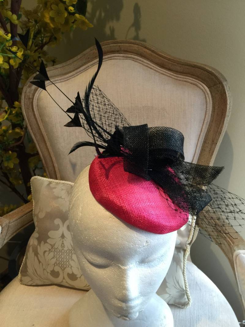 Hot Pink Fascinator, Schwarze Schleifen Netting Federn, Festlicher Hut von CanteringDesigns