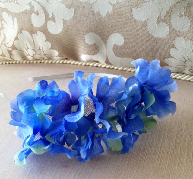 Hübscher Blau Geblümter Fascinator Auf Einem Silberfarbenen Haarreif Hübscher Blau Geblümter Fascinator Auf Einem Silberfarbenen Haarreif von CanteringDesigns