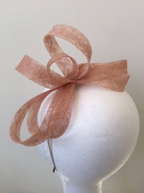Hübscher Pinker Sinamay Loop Fascinator Auf Einem Metall-stirnband. Wunderschön Auf Hübscher Pinker Sinamay Loop Fascinator Auf Einem Metall-stirnband. Wunderschön Auf von CanteringDesigns