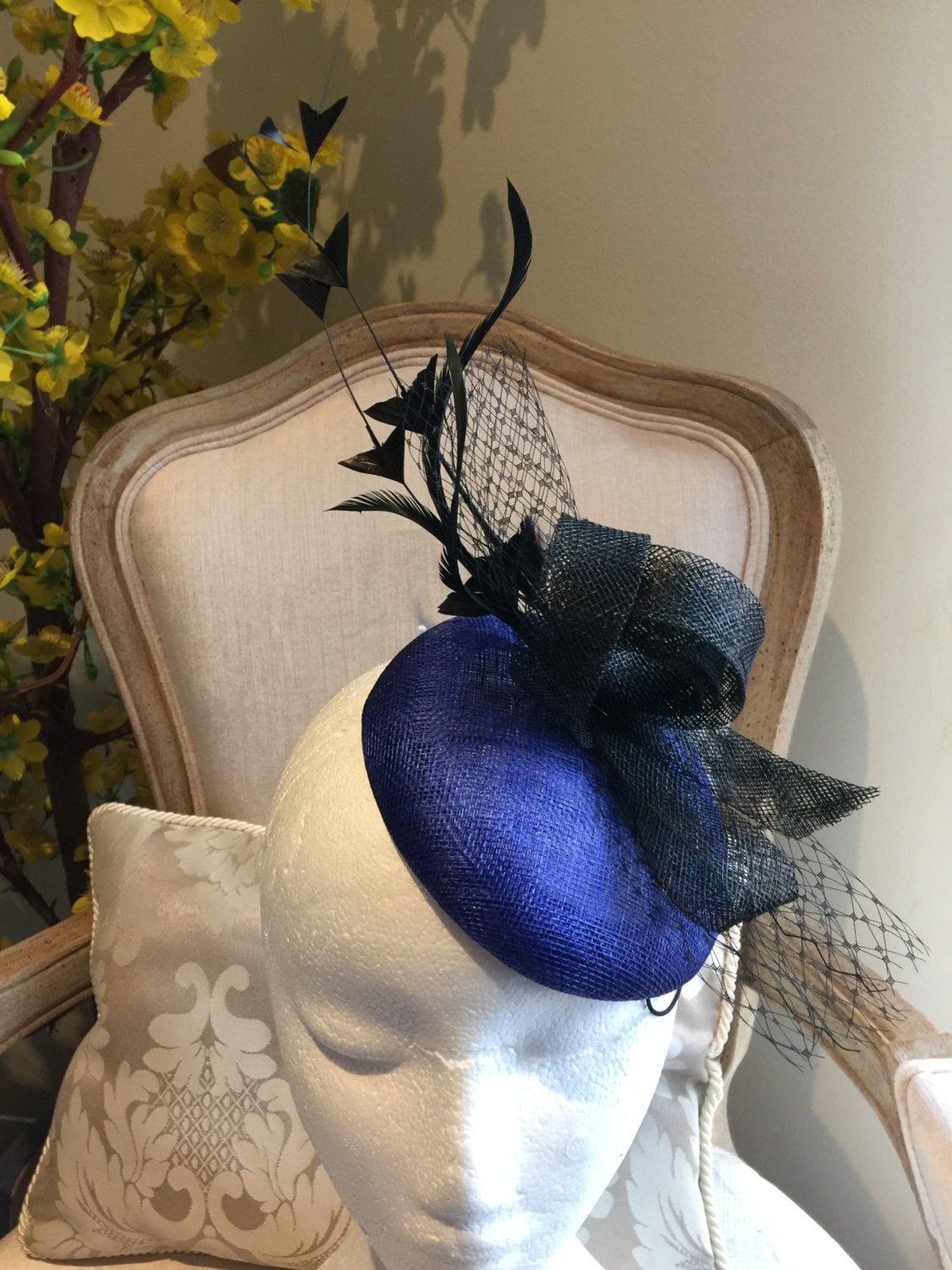 Königsblauer Fascinator Mit Schwarzen Federn & Netztechnik, Made To Order von CanteringDesigns