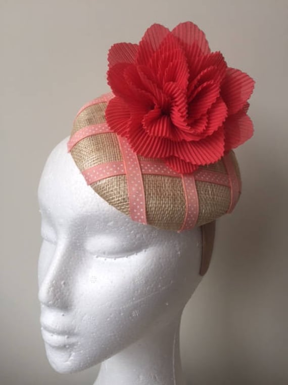 Koralle Und Creme Fascinator Mit Schleife Blüten Auf Einem Haarreif Koralle Und Creme Fascinator Mit Schleife Blüten Auf Einem Haarreif von CanteringDesigns