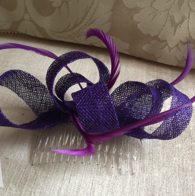 Lila Fascinator Aus Sinamay Mit Violetten Federn Auf Einem Klaren Kamm Lila Fascinator Aus Sinamay Mit Violetten Federn Auf Einem Klaren Kamm von CanteringDesigns