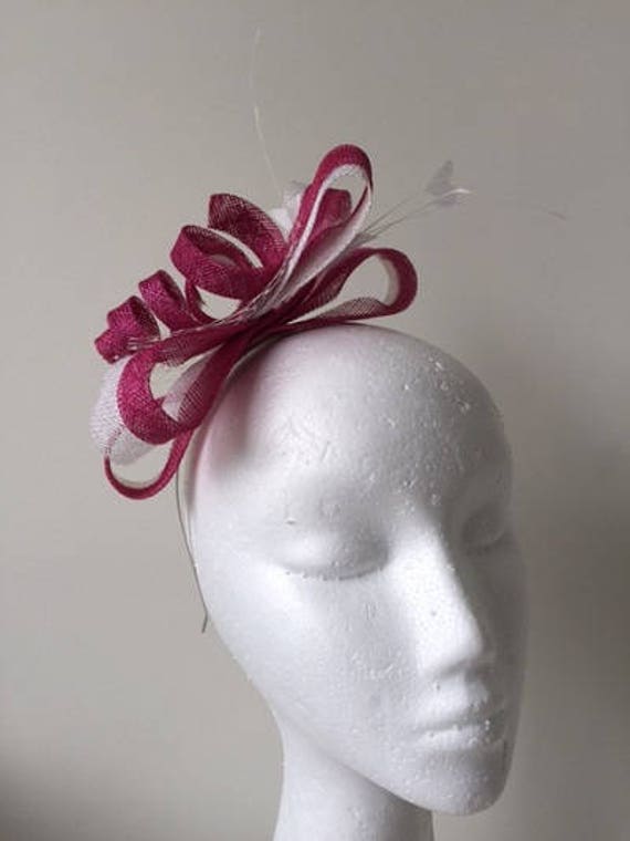Magenta Und Weißer Fascinator Mit Weißem Netz Federn Auf Einem Haarreif Magenta Und Weißer Fascinator Mit Weißem Netz Federn Auf Einem Haarreif von CanteringDesigns