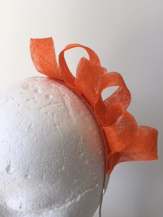 Neu Oranger Sinamay Loop Fascinator An Einem Stirnband Aus Metall Neu Oranger Sinamay Loop Fascinator An Einem Stirnband Aus Metall von CanteringDesigns