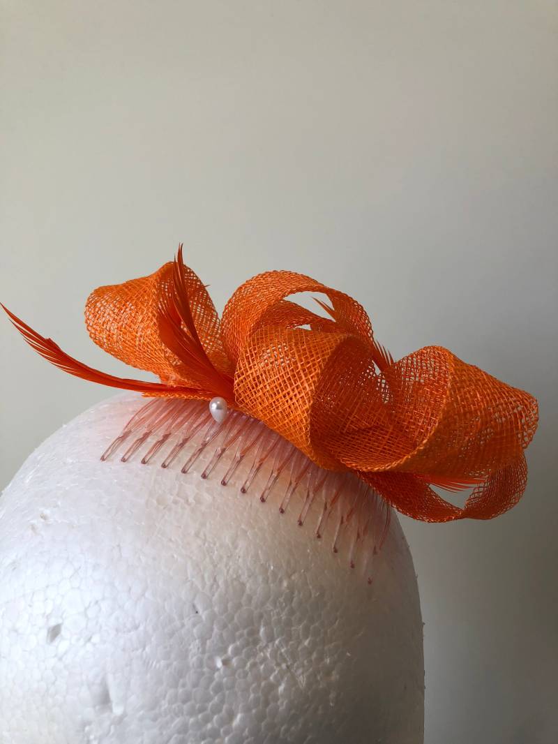 Neuer Oranger Sinamay Loop Fascinator Auf Klarem Kamm Mit Federn Neuer Oranger Sinamay Loop Fascinator Auf Klarem Kamm Mit Federn von CanteringDesigns