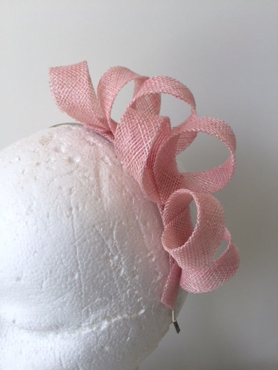 Neu Rosa Sinamay Loop Fascinator Auf Metallenem Stirnband von CanteringDesigns